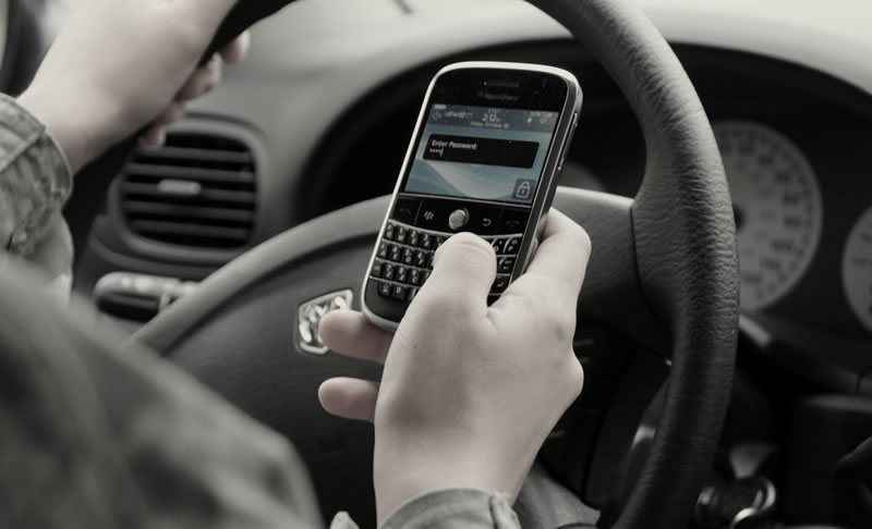 Infração de Trânsito – Por que insistimos no erro de usar o celular ao volante?