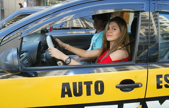 Aulas práticas em vias públicas poderá ser obrigatória para motoristas