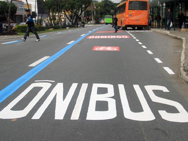 Transitar no corredor de ônibus vira infração gravíssima
