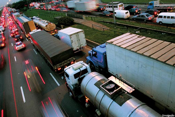 Governo aumenta punição e greve dos caminhoneiros perde força
