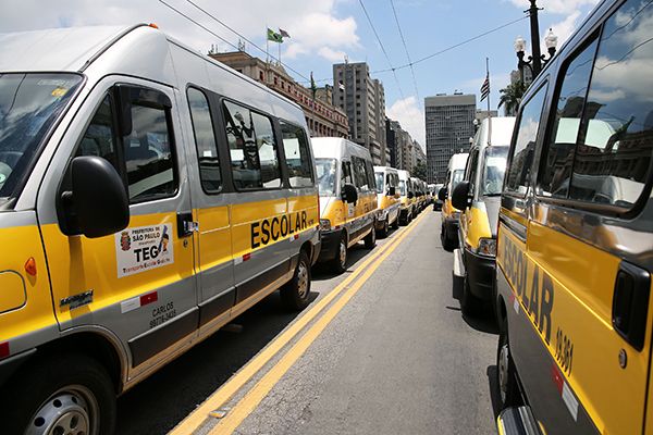 Protesto de motoristas de van escolar dura dez horas