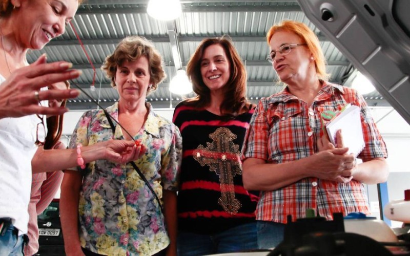 No mês delas, mulheres têm curso gratuito de mecânica