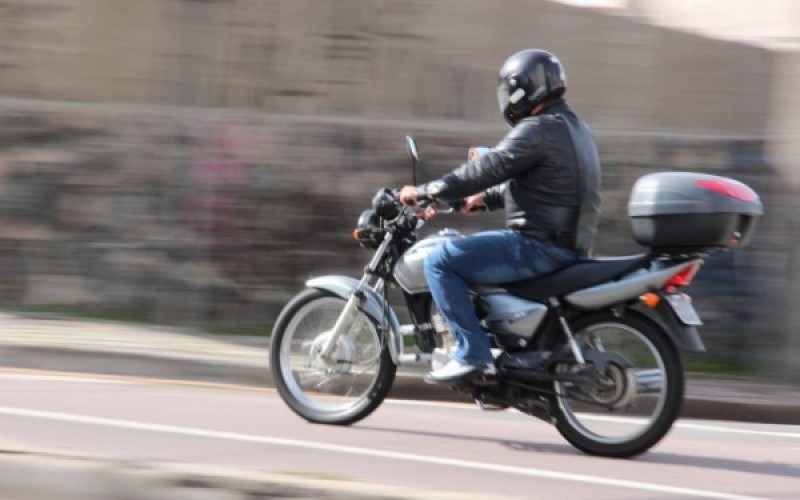 Excesso de carga em motocicleta aumenta riscos de acidentes