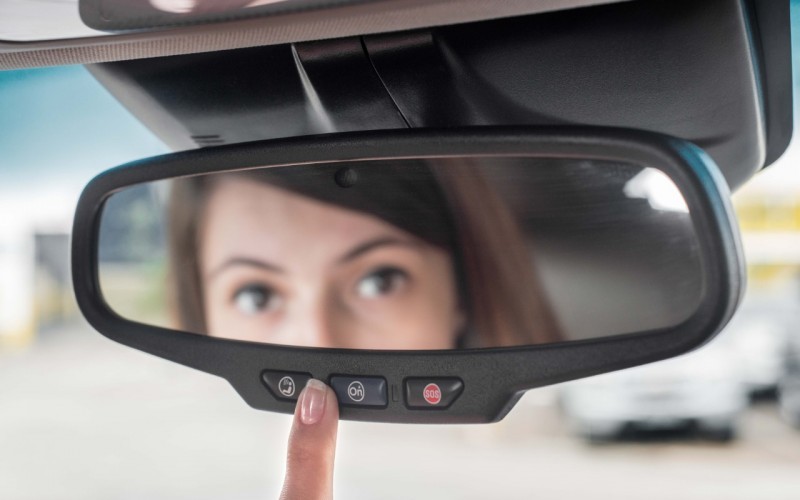Regulagem correta do retrovisor é fundamental para segurança