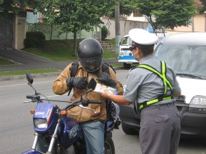 Especialistas são contrários à proibição de aplicativos para alertar blitz no trânsito