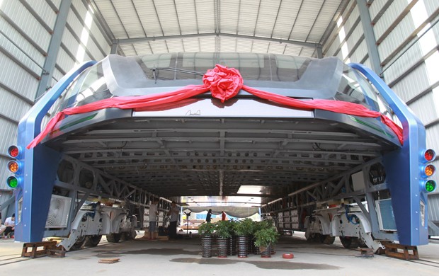China faz teste com ônibus que passa por cima dos carros