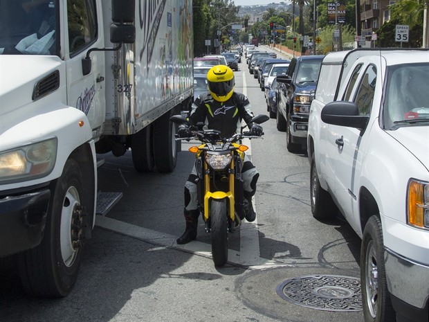Circulação de motos no corredor é legalizada na Califórnia