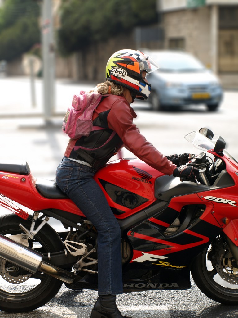 Dicas para as mulheres motociclistas. Vaidade com segurança sobre duas rodas!