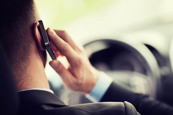 51,8% dos motoristas brasileiros usam celular no trânsito, diz pesquisa