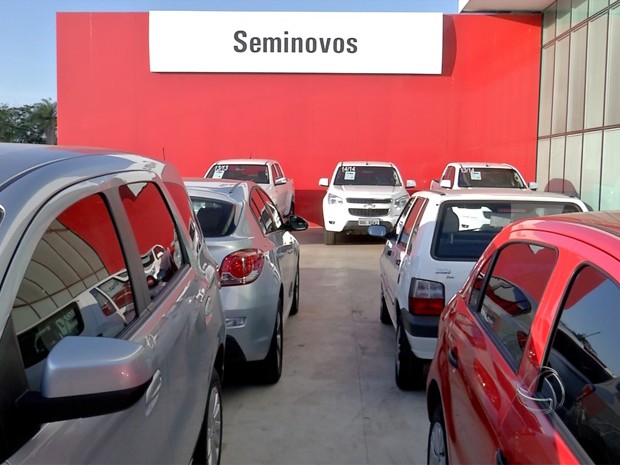 Financiamento de veículos novos cai 18% em agosto; de usados, sobe 7%