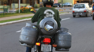 Transporte de carga em motos: respeito às regras deve ser prioridade