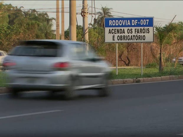 Justiça libera aplicação de multas por farol desligado em rodovia sinalizada