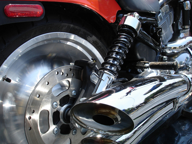 Motos sem catalisadores poluem até oito vezes mais
