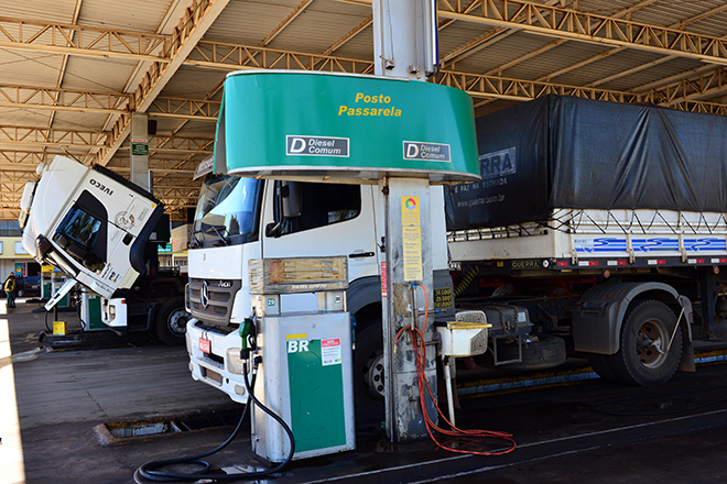 Preço do diesel cai 10,4% nas refinarias e o da gasolina, 3,1%