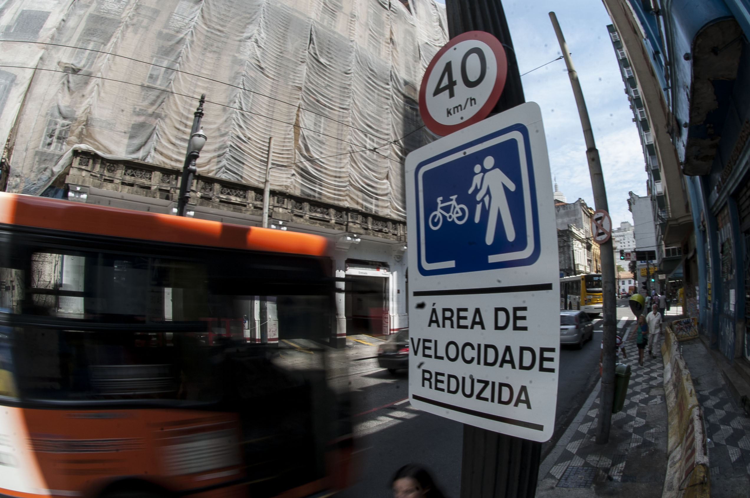 Redução de velocidade em vias urbanas é uma das saídas para poupar vidas no trânsito