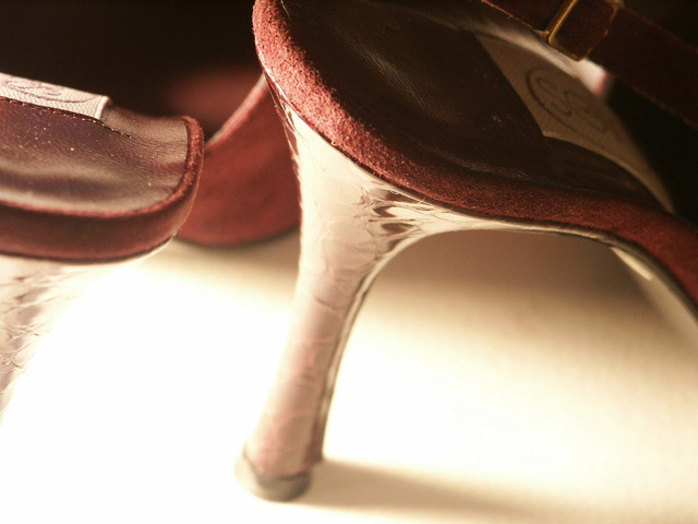 É permitido dirigir de chinelo? E descalço? Veja o que é permitido e o que é infração de trânsito