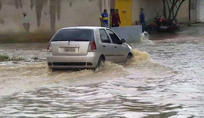 Mito ou verdade: alagamento deve ser atravessado em baixa velocidade