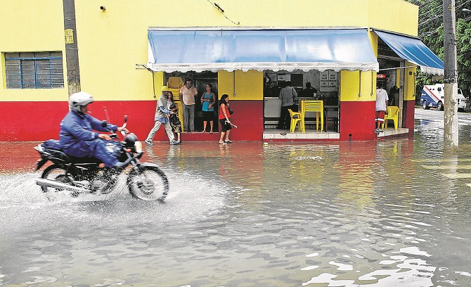 Confira dicas para andar de moto na chuva