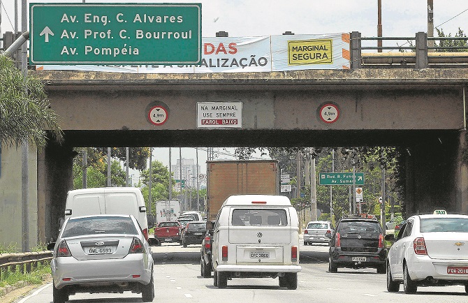 Farol baixo durante o dia não é obrigatório nas Marginais