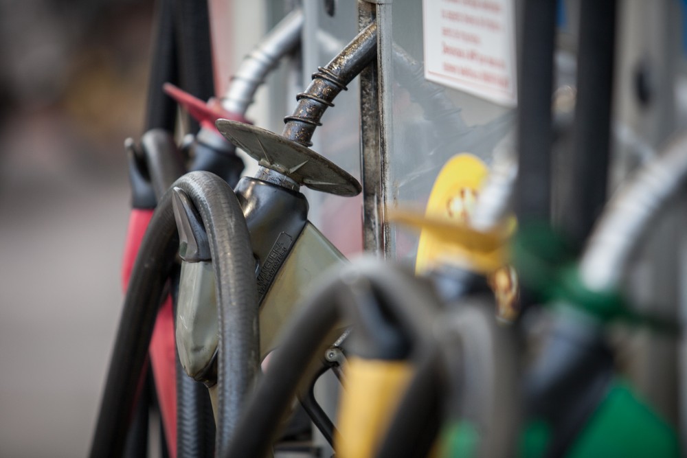 Redução do preço da gasolina pela Petrobras não chega aos postos, aponta ANP