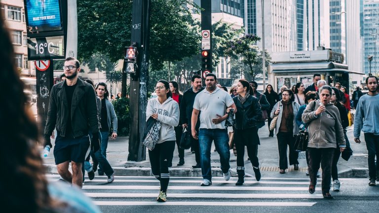 Vai a pé? Dicas para pedestres sobre segurança no trânsito