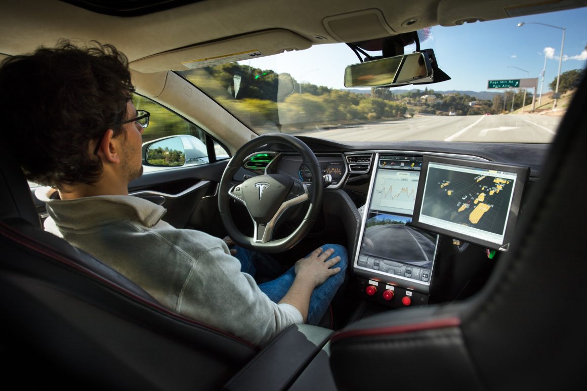 Carro semiautônomo rende multa no Brasil