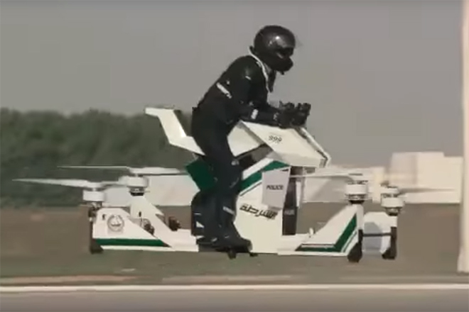 Moto voadora, robôs pilotos e supercarga em ônibus elétrico