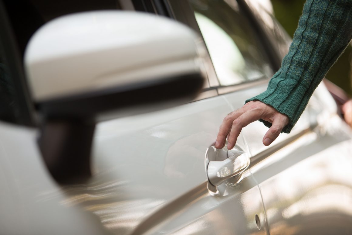 Veja como evitar tomar choques ao encostar no carro