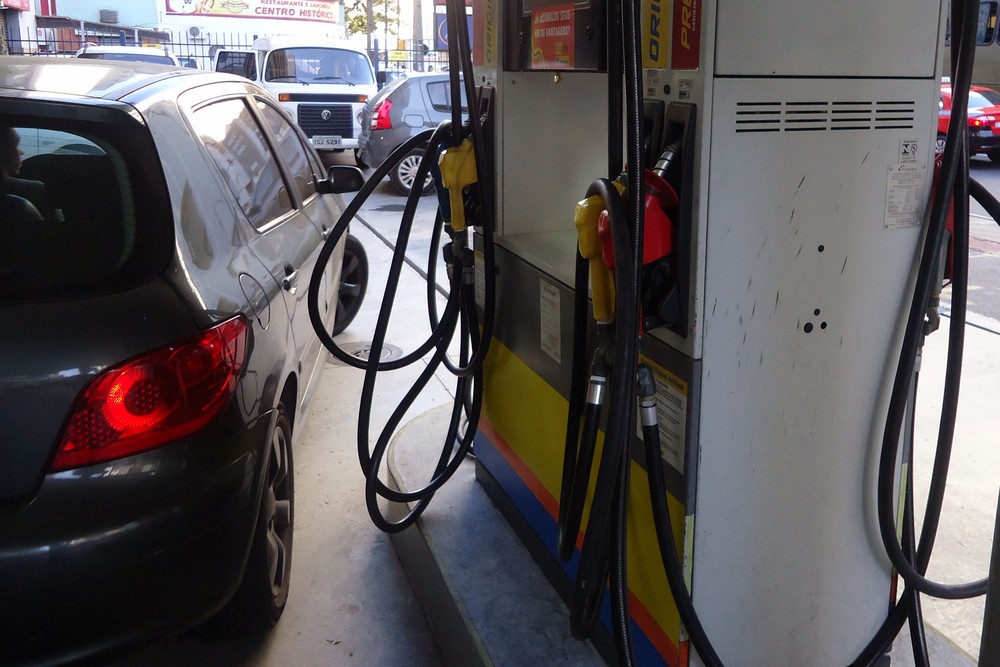 Preço médio da gasolina sobe e passa de R$ 4 por litro, diz ANP