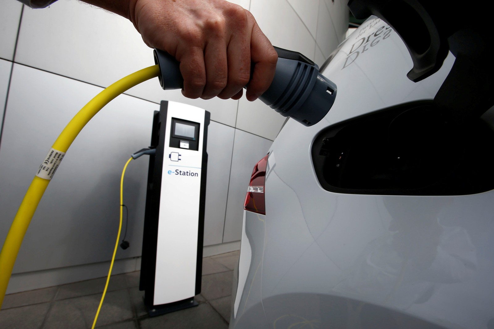 Venda de carros elétricos e híbridos no Brasil cresce 65% até maio
