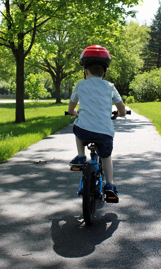Como transportar e andar de bicicleta com crianças de forma segura