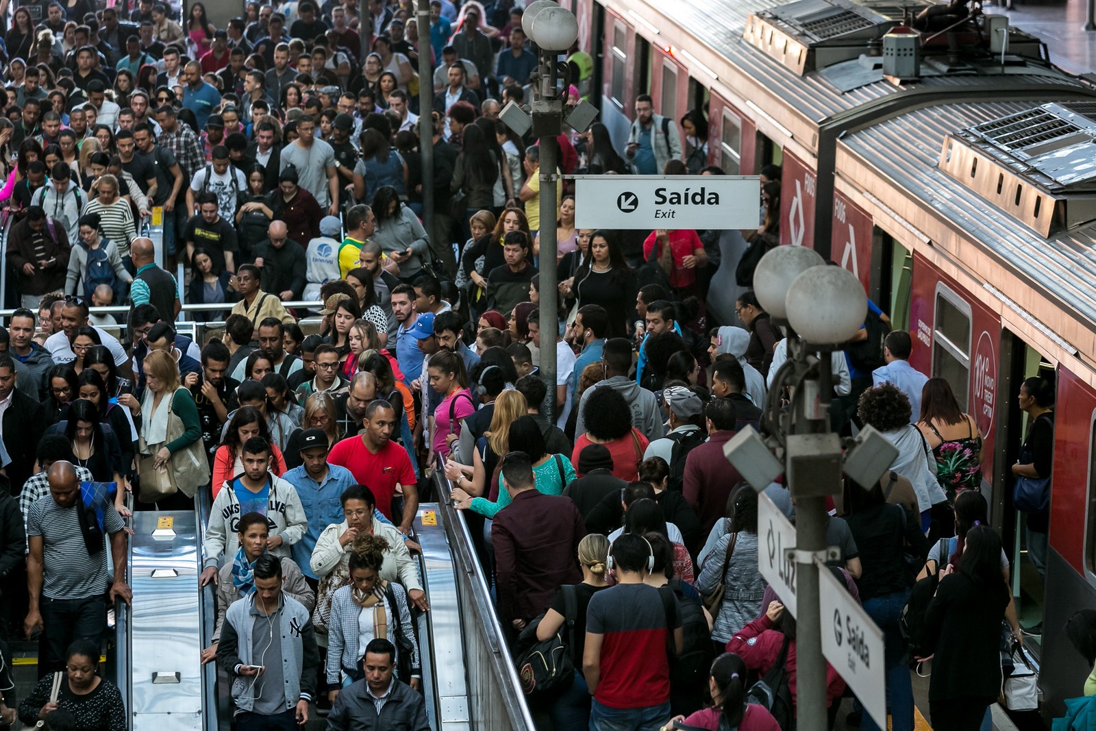 Paulistano demora quase 3 horas por dia no trânsito, e 88% dos pedestres se sentem inseguros, diz pesquisa