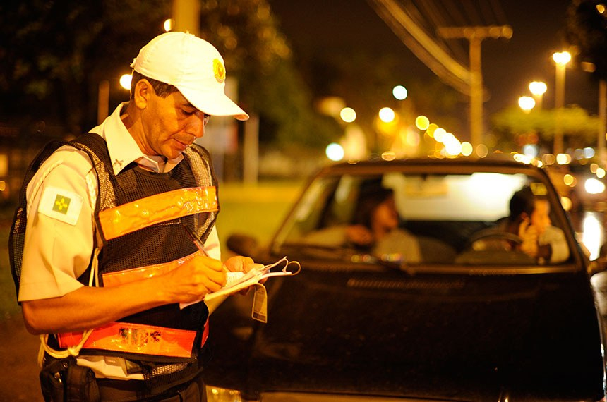 PLS estabelece que multa de trânsito por infração leve seja convertida em advertência