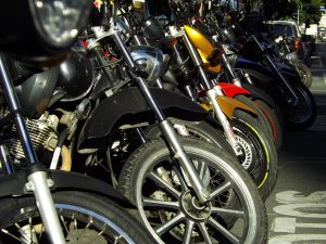 Agência de saúde da ONU divulga publicação em português sobre segurança de motos