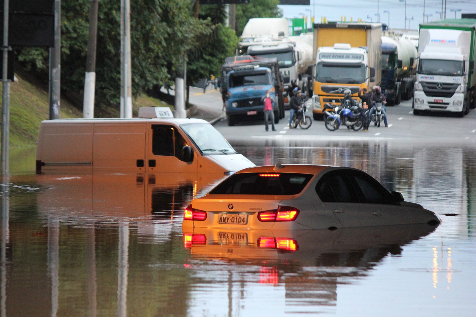 Teve o carro atingido por uma enchente? Saiba o que fazer