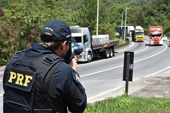 Bolsonaro determina suspensão de radares móveis em rodovias federais