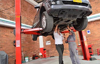 Os diferentes tipos de colas para reparos em automóveis