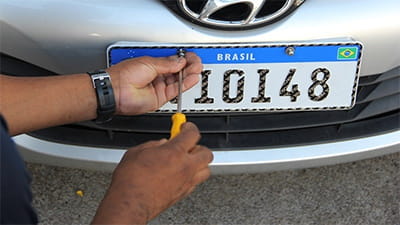 Denatran estende prazo para 5 estados começarem a emplacar com novo modelo de placa