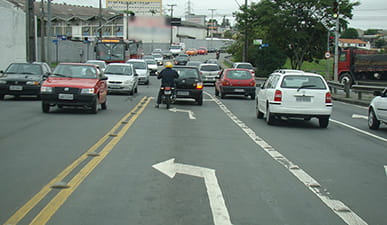A linha amarela contínua que proíbe ultrapassagem precisa de placa para ser respeitada? Veja aqui!