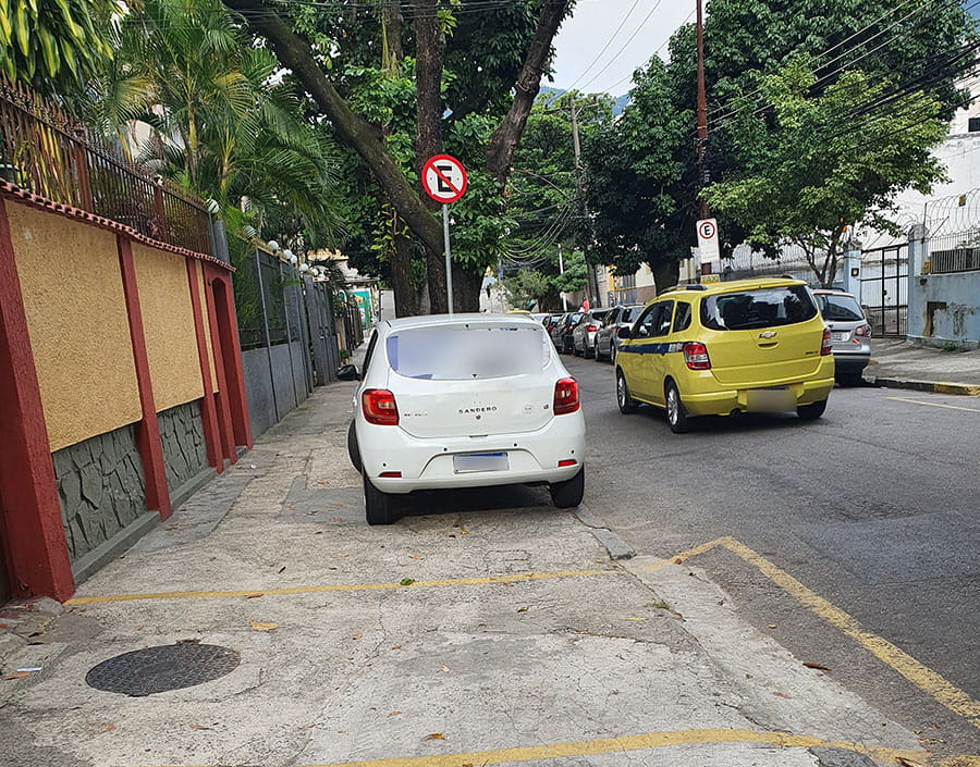 Estacionamento na calçada: infração e desrespeito
