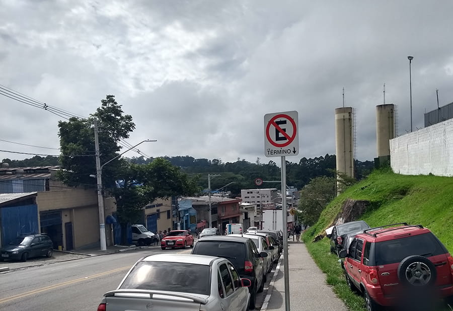 Placa de proibido estacionar: significa que não é permitido estacionar antes ou depois dela?