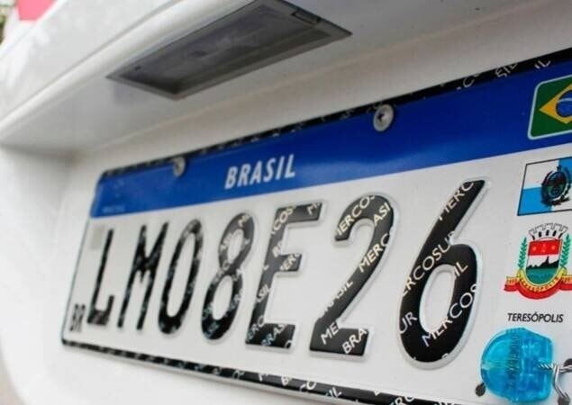 Pandemia freia ritmo de implantação das placas Mercosul