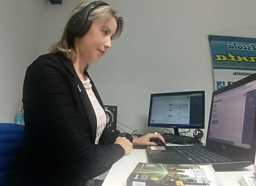 Aula teórica remota em São Paulo: instrutor pode ministrar aula de casa?