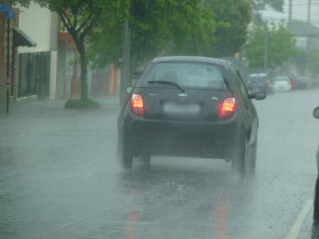 Chuva: como dirigir com cuidado