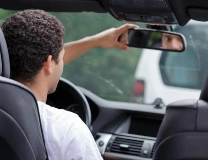 Conheça os vícios ao volante que podem prejudicar componentes do veículo