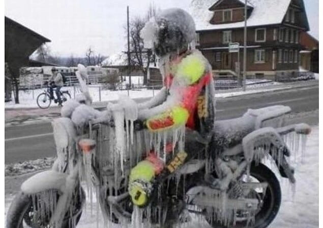 Vai andar de moto no inverno? Esses itens não podem faltar