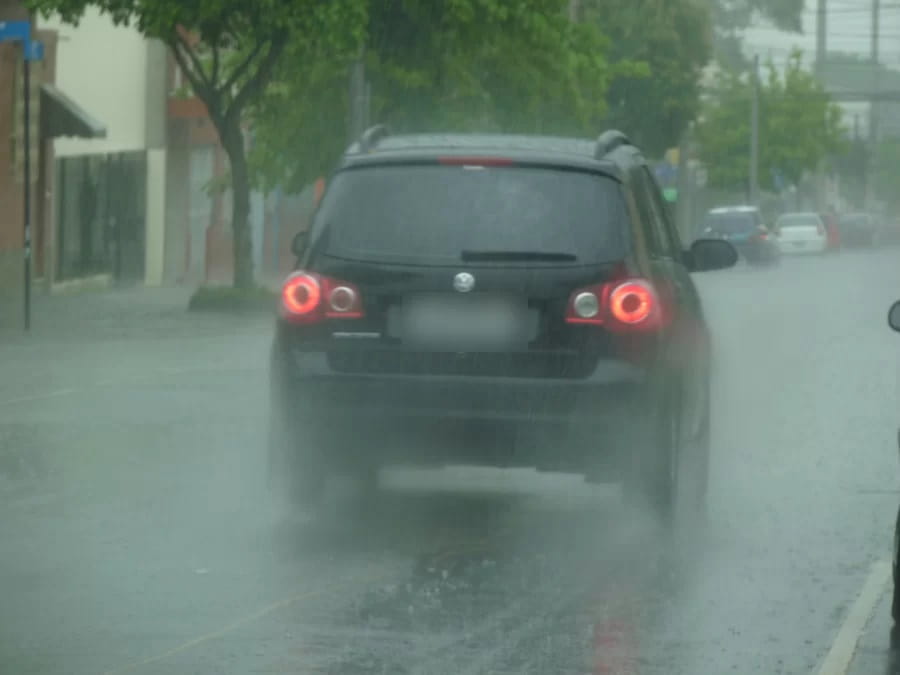 Dirigir em pista molhada requer atenção redobrada