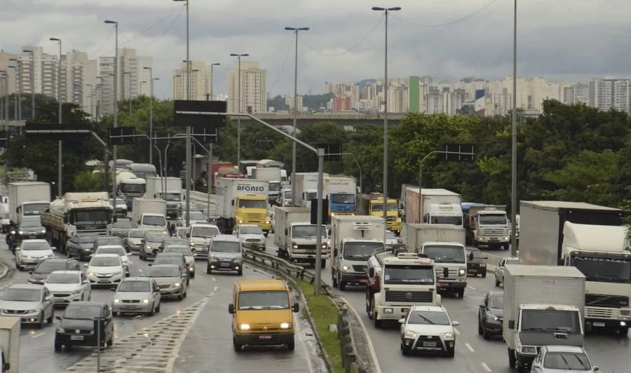 Rodízio de veículos voltou a vigorar nesta segunda-feira em SP