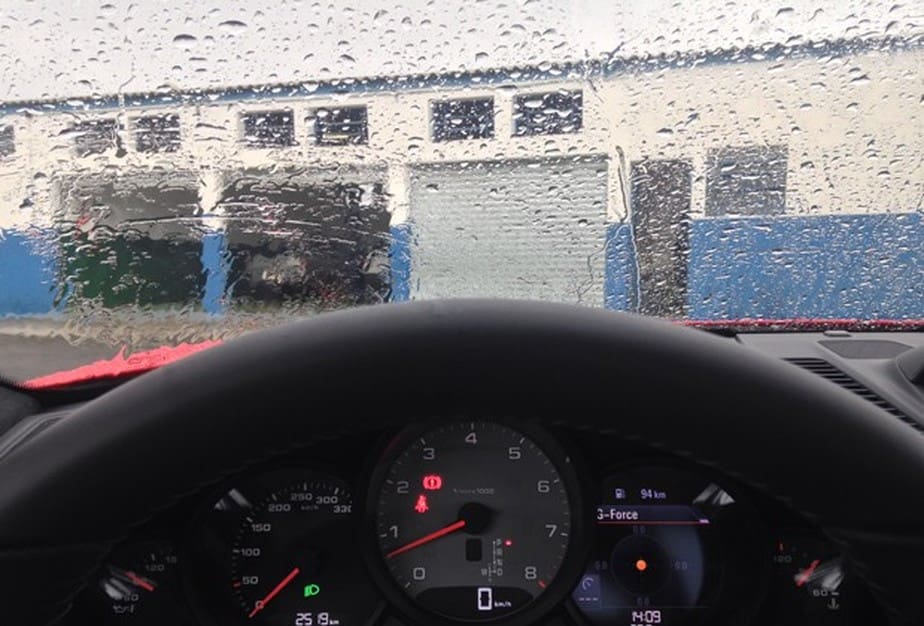 Confira 6 dicas para manter a visibilidade do carro perfeita em dias de chuva