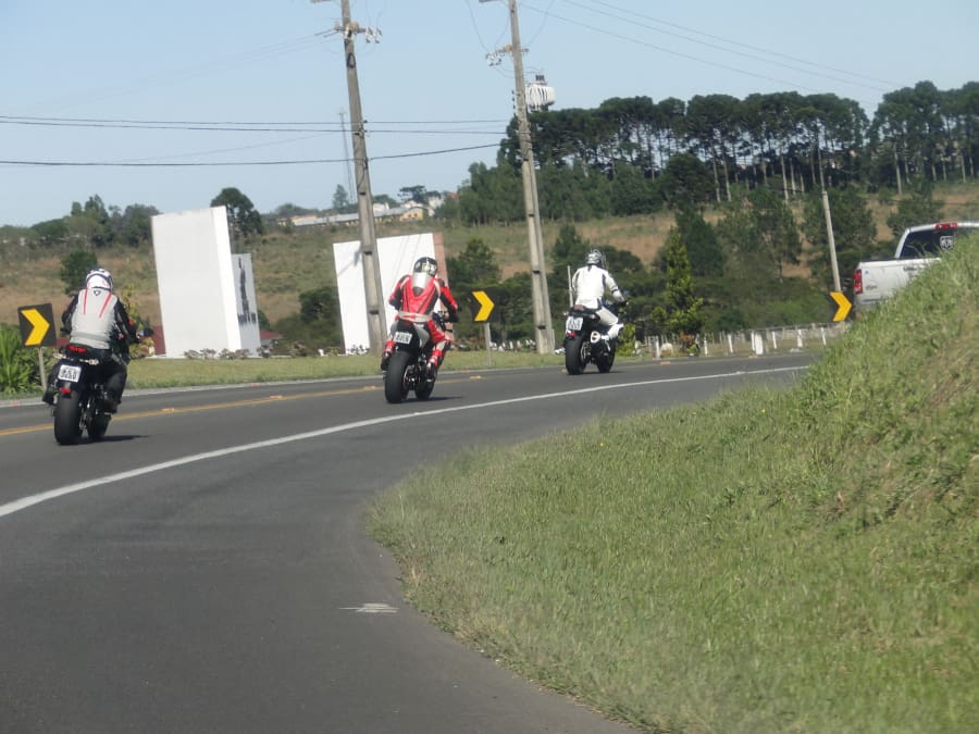 Colete com número da placa poderá ser obrigatório para motociclistas